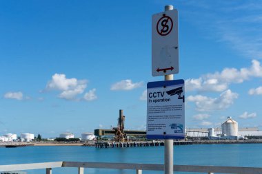 Mackay, Queensland, Avustralya - Haziran 2020: CCTV tabelası ve Mackay Limanı 'nda park işareti yok