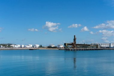 Mackay, Queensland, Avustralya - Haziran 2020: Şekeri ve tahıl deposu ile endüstriyel Mackay Limanı