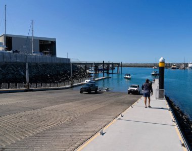 Mackay, Queensland, Avustralya - Haziran 2020: İnsanlar balıkçılık yapmak, teknelerini yüklemek ve boşaltmak için kamu yat rampasına gelirler