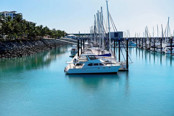 澳大利亚昆士兰州麦凯 2020年6月 豪华游艇停泊在平静蓝水中的码头泊位 — 图库照片