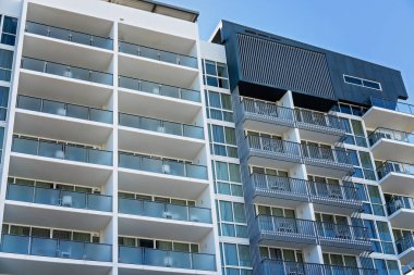 Çok katlı bir otelin dışı.