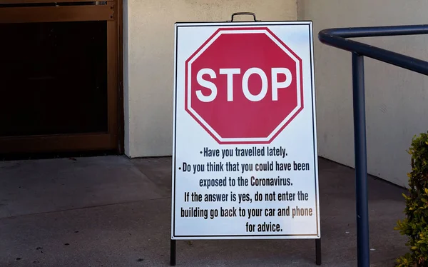 Znak Stopu Aby Uniemożliwić Pacjentom Przenoszącym Wirusa Pandemii Wejście Gabinetu — Zdjęcie stockowe