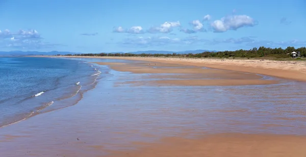 Lungo Tratto Spiaggia Sabbiosa Con Marea Retrocessa — Foto Stock