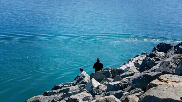 Men Fishing Rock Wall Harbour Clear Blue Ocean — Stock Photo, Image