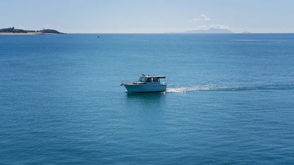 Łódka Rybacka Wraca Przystani Dniu Spędzonym Wodzie Lśniącego Morza — Zdjęcie stockowe