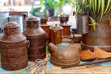 Bir taşra kahve dükkanında antika nesnelerin görüntüsü