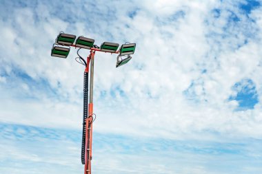 Yoğun bir köy otoyolunda gece çalışması için bir set ışık.