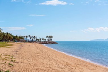 Sahilde bir sahil. Uzakta tatil merkezleri var.