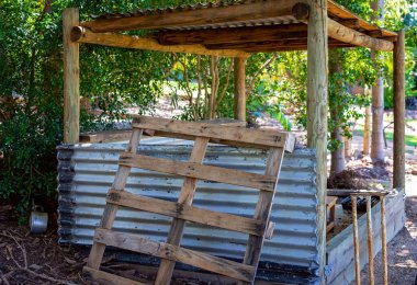 Banliyödeki bir arka bahçede çocuklar için küçük bir ev.