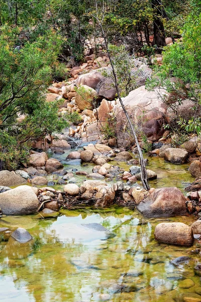 Hermoso Arroyo Pedregoso Las Montañas Con Agua Quieta — Foto de Stock