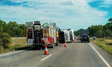 Townsville, Queensland, Avustralya - Haziran 2020: Bruce Otoyolu 'nda trafiği tıkayan ve acil servislerin katıldığı bir kamyon takla attı