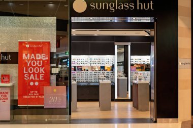 Townsville, Queensland, Avustralya - Haziran 2020: Salgın sonrası alışveriş merkezinde güneş gözlüğü açıldı