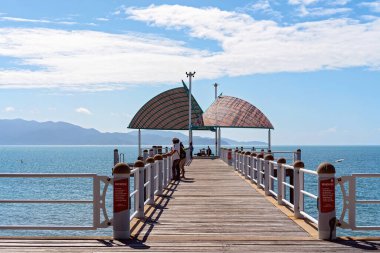 Townsville, Queensland, Avustralya - Haziran 2020: Strand 'da halk iskelesinde balık tutan ve gezen insanlar