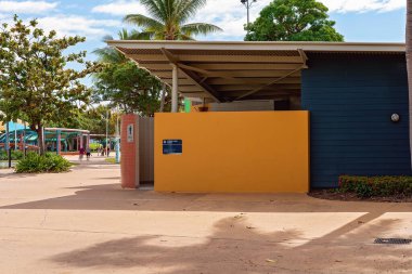 Townsville, Queensland, Avustralya - Haziran 2020: Sahile yakın bir umumi tuvalet ve duş konfor bloğu