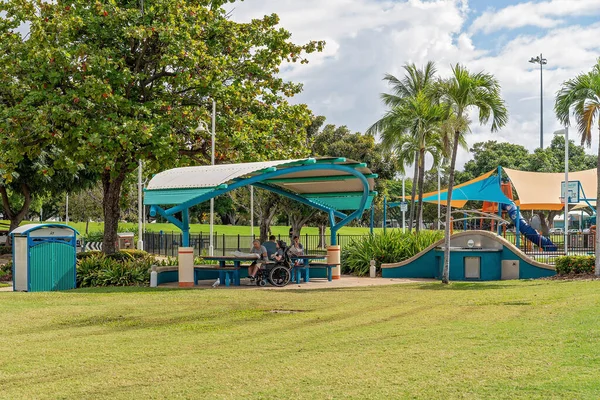Townsville Queensland Αυστραλία Ιούνιος 2020 Άνθρωποι Απολαμβάνουν Ένα Υπαίθριο Πικνίκ — Φωτογραφία Αρχείου