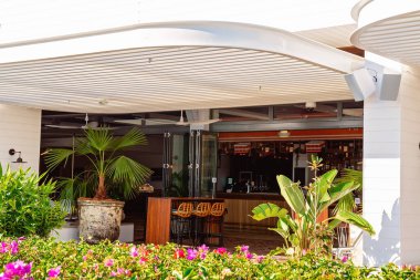 Townsville, Queensland, Avustralya - Haziran 2020: Ville Casino Hotel 'de açık hava yemekleri için Al fresco restoranı
