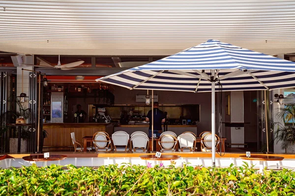 Townsville, Queensland, Avustralya - Haziran 2020: Ville Casino Hotel 'de açık hava yemekleri için Al fresco restoranı