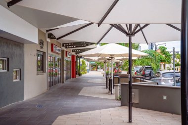 Townsville, Queensland, Avustralya - Haziran 2020: Covid-19 kısıtlamaları nedeniyle bir açık şehir restoranı boş ve kapalı