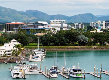Townsville, Queensland, Avustralya - Haziran 2020: Şehirde konutlarla çevrili bir marinada dinlenme botları yanaştı