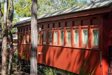 Avustralya kırsal kesimlerinde turistik bir yerde kullanılan restore edilmiş bir tren vagonu.