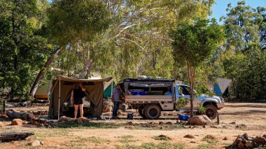 Undara Volkanik Ulusal Parkı, Queensland, Avustralya - Haziran 2020: Parktaki çalılıkların arasında çadırda kamp yapan turistler