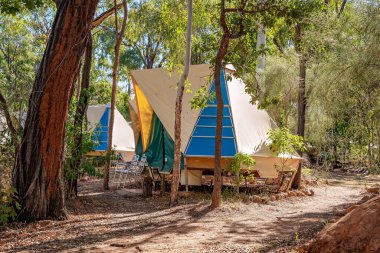 Undara Volkanik Ulusal Parkı, Queensland, Avustralya - Haziran 2020: Tatil parkında kalıcı konaklama