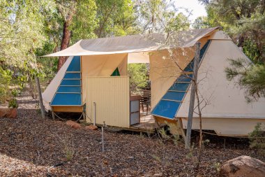 Undara Volkanik Ulusal Parkı, Queensland, Avustralya - Haziran 2020: Tatil parkında kalıcı konaklama
