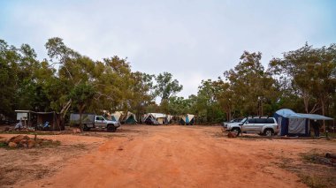 Undara Volkanik Ulusal Parkı, Queensland, Avustralya - Haziran 2020: Tatilciler eğlence araçlarını parkta lav tünellerini gezmeye hazır hale getirdiler