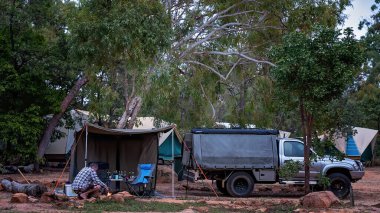 Undara Volkanik Ulusal Parkı, Queensland, Avustralya - Haziran 2020: Parktaki çalılıkların arasında çadırda kamp yapan turistler