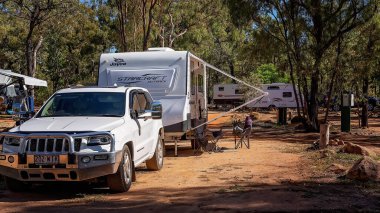 Undara Volkanik Ulusal Parkı, Queensland, Avustralya - Haziran 2020: Tatilciler karavanlarını parka turlamaya hazır olarak kurdular