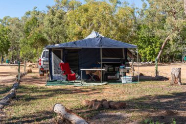Undara Volkanik Ulusal Parkı, Queensland, Avustralya - Haziran 2020: Kamp karavanı çalılık turizm beldesinin oraya park etti