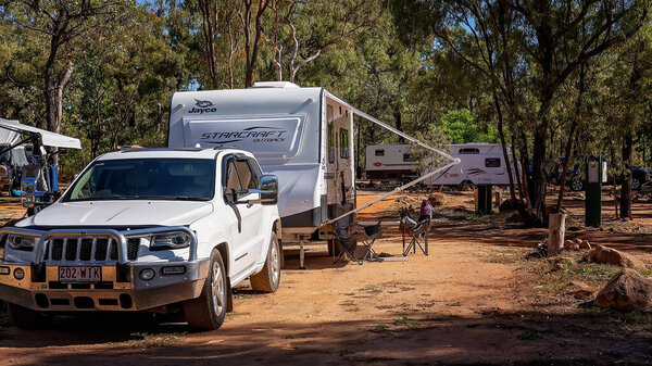 Вулканический национальный парк Ундара, штат Квинсленд, Австралия - июнь 2020 года: отдыхающие разбили свой караван в парке, готовом к экскурсии
