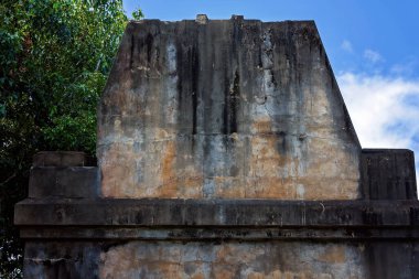 Eski bir demiryolu köprüsünün beton parçası artık kullanılmıyor.