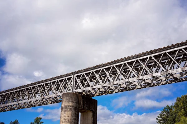 Beton Acél Vasúti Híd Ellen Felhős Kék — Stock Fotó