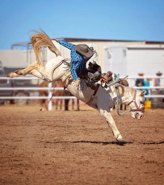 Cowboy Leesik Bucking Nyereg Bronc Esemény Country Rodeó — Stock Fotó