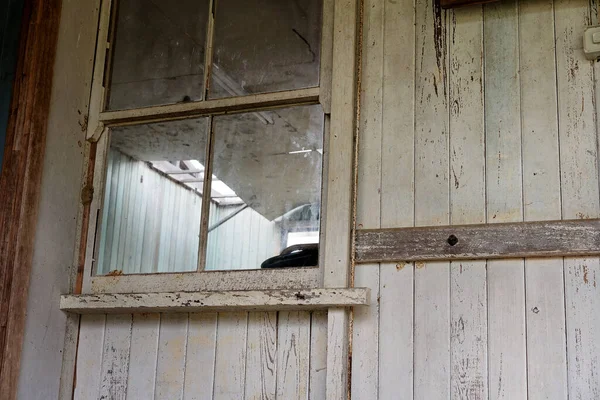 Olhando Através Janela Antiga Salão Campo Velho Interior Aberto Aos — Fotografia de Stock