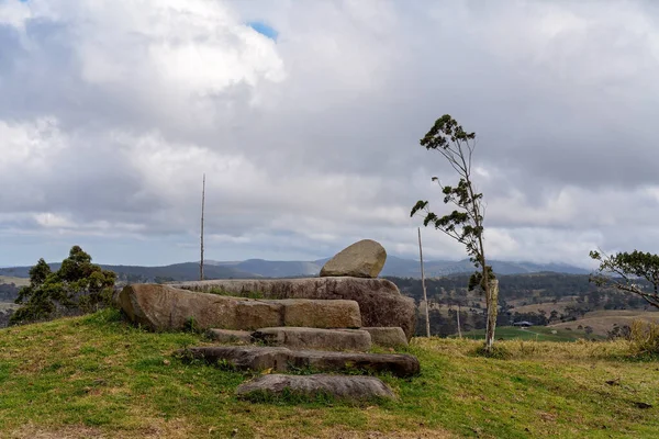 酪農場に囲まれた熱帯雨林国立公園の山頂にある地域の歴史の一部である石の記念碑 — ストック写真