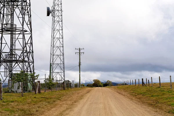 Tecnologia Moderna Torres Comunicação Lado Uma Estrada Terra Ambiente Rural — Fotografia de Stock