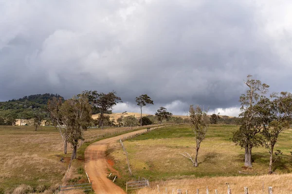 Uma Estrada Terra Rural Sinuosa Que Conduz Através Das Propriedades — Fotografia de Stock