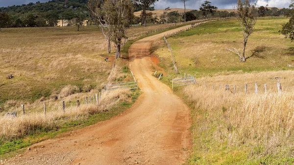 Uma Estrada Terra Rural Sinuosa Que Conduz Através Das Propriedades — Fotografia de Stock
