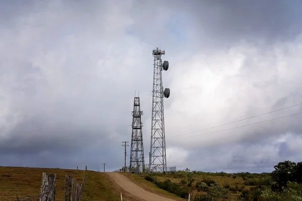 Tecnologia Moderna Torres Comunicação Lado Uma Estrada Terra Ambiente Rural — Fotografia de Stock