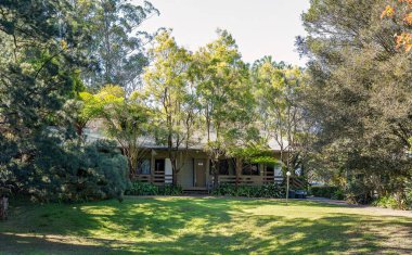 Eungella, Queensland, Avustralya - Ağustos 2020: Tropikal yağmur ormanlarındaki turizm beldesi