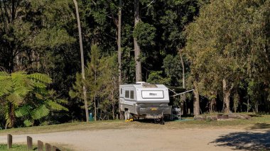 Eungella, Queensland, Avustralya - Ağustos 2020: Tropikal yağmur ormanlarında bir karavanda kampçılar