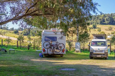 Eungella, Queensland, Avustralya - Karavanda tatilciler tropikal yağmur ormanlarında ücretsiz kamp yapıyorlar