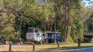 Eungella, Queensland, Avustralya - Ağustos 2020: Tropikal yağmur ormanlarında bir karavanda kampçılar