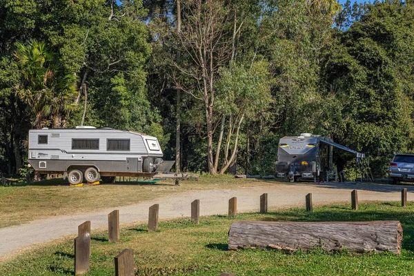 Eungella, Queensland, Avustralya - Ağustos 2020: Tropikal yağmur ormanlarında bir karavanda kampçılar