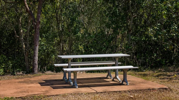 Bir Piknik Masası Çimento Zemine Oturmuş Çalılıklarda Yürüyüş Pisti Boyunca — Stok fotoğraf