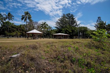 Halk tarafından kullanılmak üzere sahil kenarındaki banliyölerde piknik kulübeleri