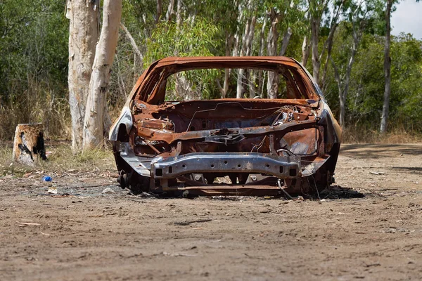 부분이 버려져 자동차의 파괴적 난파선 — 스톡 사진