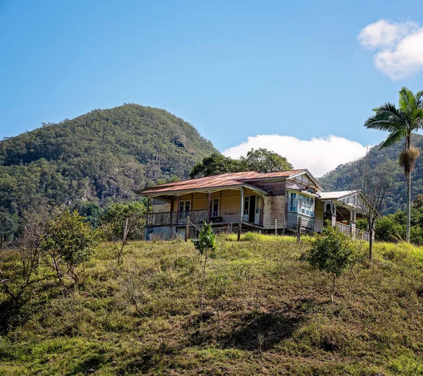 Una Vieja Casa Abandonada Deshabitada Una Colina Campo — Foto de Stock